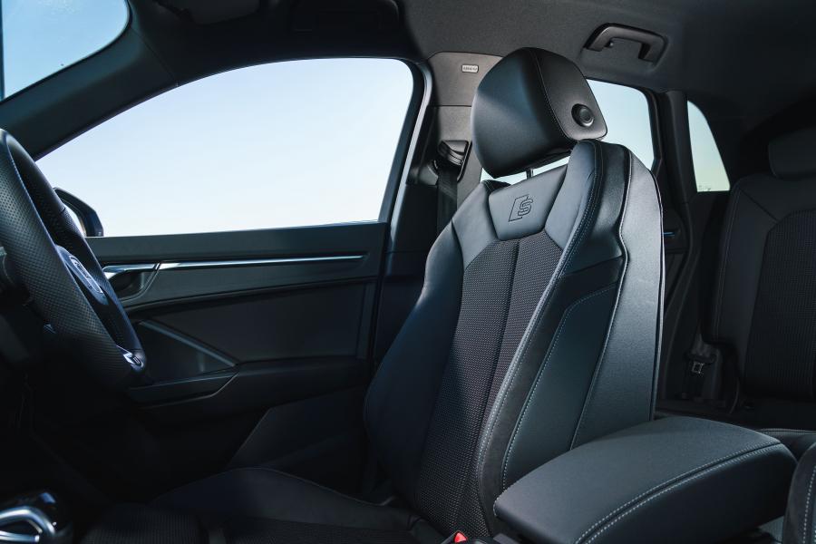 Интерьер Audi Q3 35 TFSI S-Line (8U) 2018 года  (UK) (фото 39 из 40)